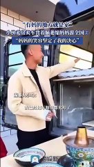 ¡Vendió todo lo que tenía! Viaja con su madre paralizada, la lleva cargada en la espalda