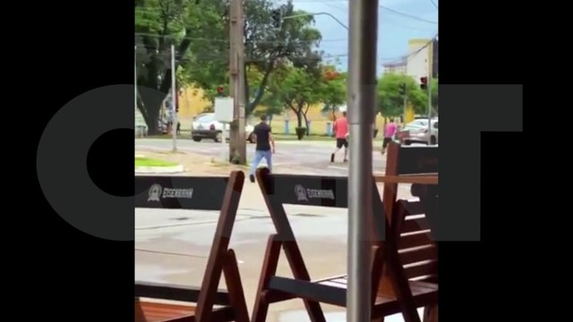 Novo ângulo mostra que vítimas partiram para cima do idoso antes de serem esfaqueadas