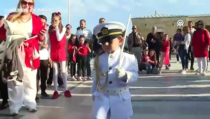 Askerlerin nöbet değişimini taklit eden minik Barskan ilgi odağı oldu