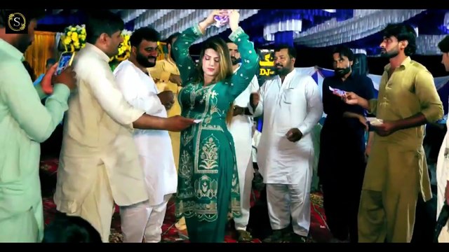 ABHI TOH PARTY SHURU HUI HAI (Remix) Super Hit, Urwa Khan Bollywood Song Dance Performance 2024