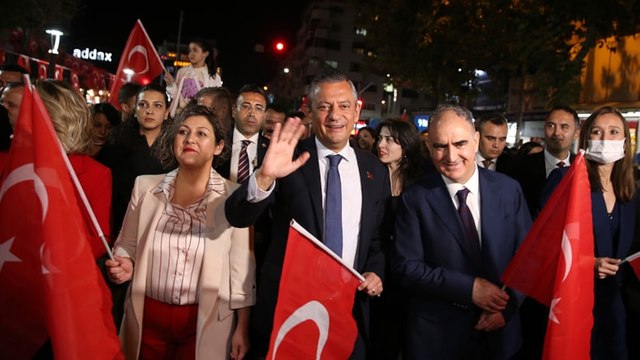 Özel, fener alayında yürüdü: İnadına kutlayacağız