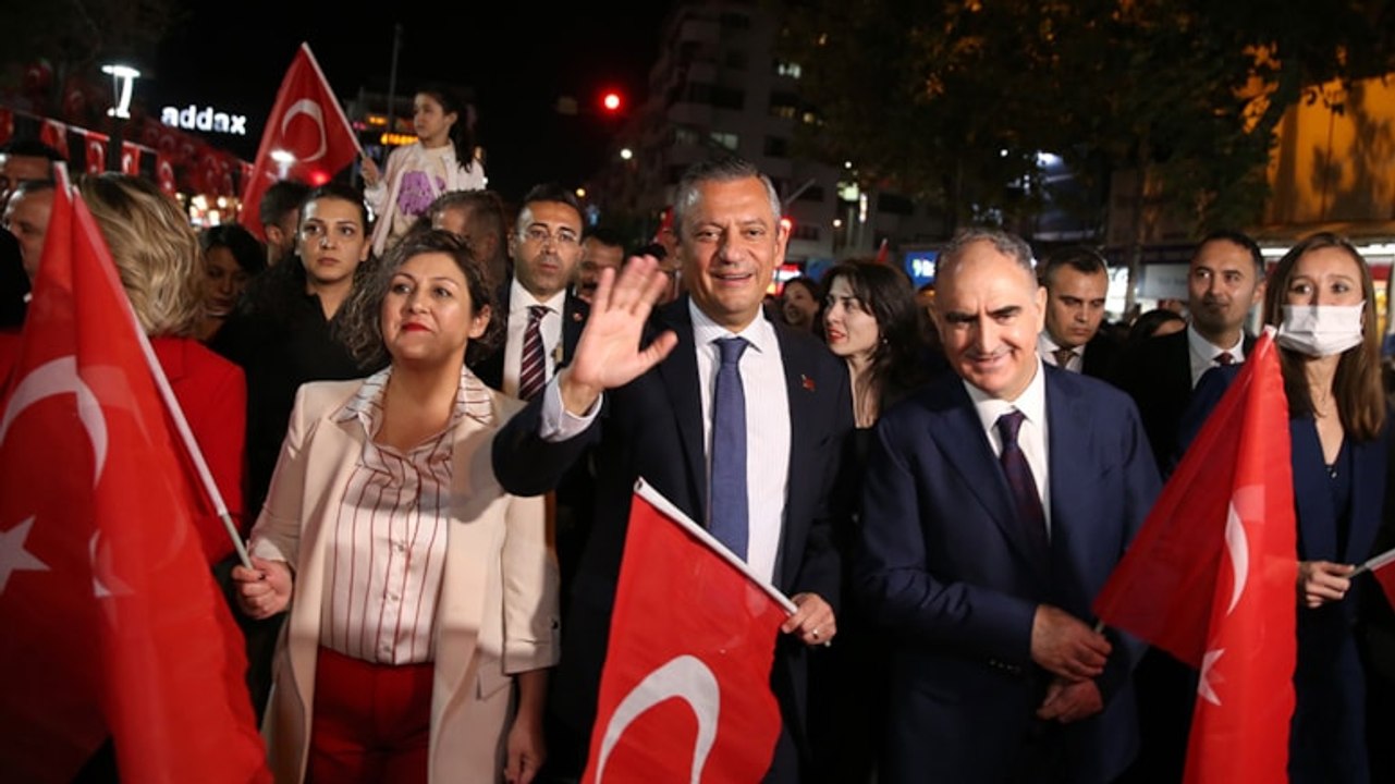 Özel, fener alayında yürüdü: İnadına kutlayacağız