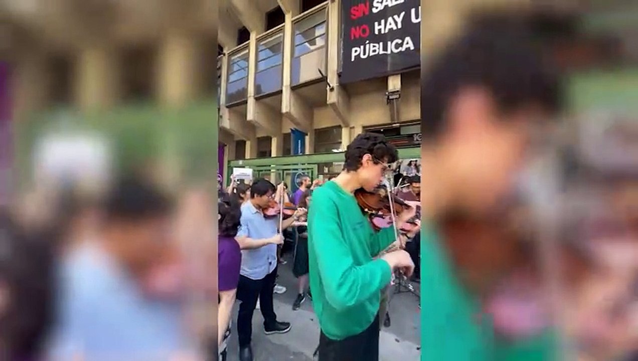 Estudiantes de la UNA salieron a la calle a tocar por la Universidad Pública