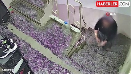 "Gürültü yapıyorsun" deyip evindeki bütün çöpleri komşusunun kapısına bırakıyor