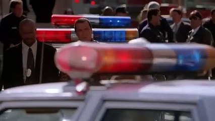 Un hombre entre sombras