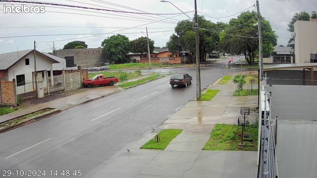 Imagem flagra carro atingindo mudo em residência no Cascavel Velho