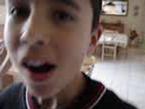 Uwe qui mange de la nourriture pour poissons rouges