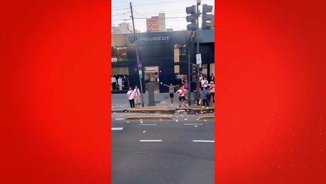 Torcedores do River Plate fazem gestos racistas antes do jogo contra o Atlético-MG