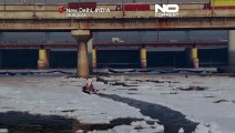 NO COMMENT: Una espuma tóxica cubre el río Yamuna de la India y amenaza la salud de los residentes