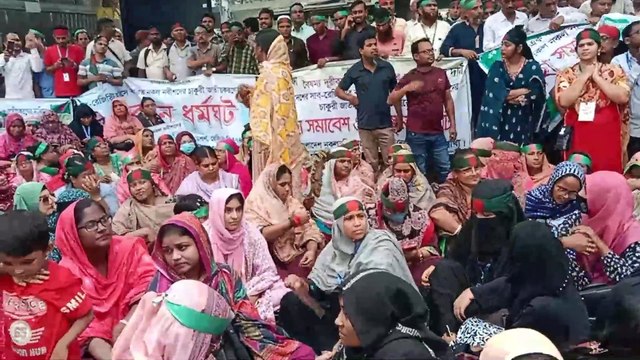 নকল নবীশগণ চাকুরি সরকারি করণের দাবিতে রাজপথে অবস্থান কর্মসূচি