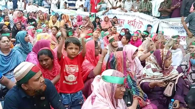নকল নবীশগণ চাকুরি সরকারি করণের দাবিতে রাজপথে অবস্থান কর্মসূচি