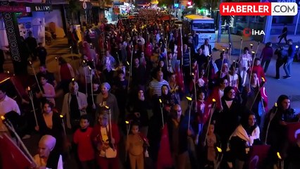 Erdemli'de Cumhuriyet Coşkusu: 10 Bin Kişi Meşaleli Yürüyüşte Buluştu