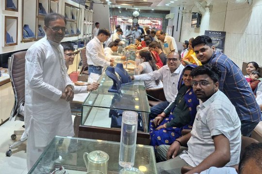 swm: धनतेरस पर बाजार में बरसा धन, इतने करोड़ का हुआ कारोबार