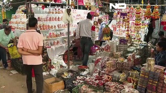 Milioni di Indiani celebrano il Diwali con fuochi d'artificio e banchetti
