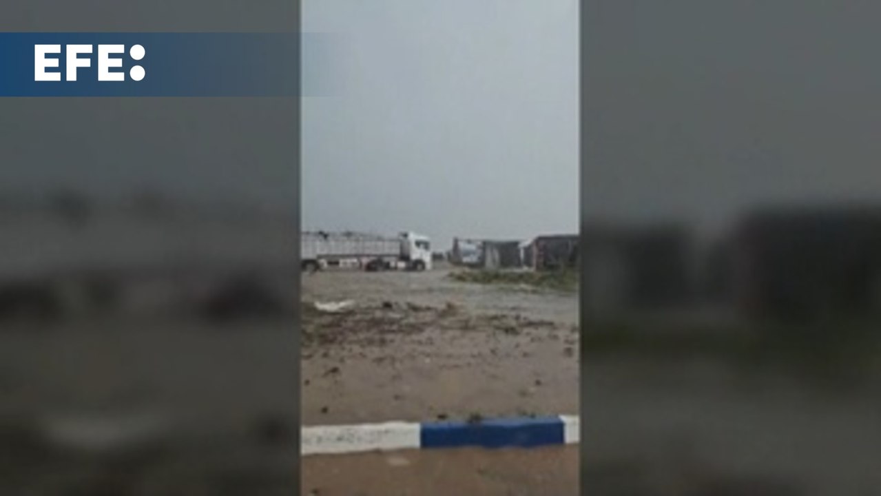 Conductor encuentra camiones volcados y lluvias fuertes camino de Alginet