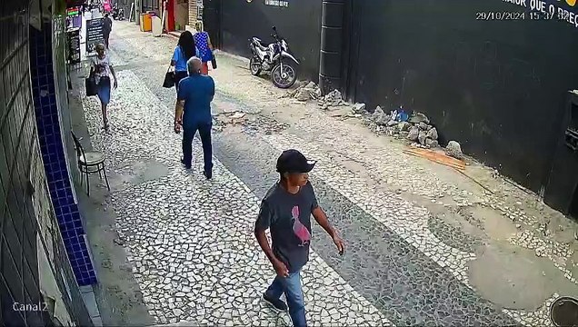 Homem é morto a tiros e outras duas pessoas são baleadas em plena luz do dia no centro de Feira de Santana