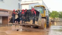 Personas arrastradas, residencias anegadas, trabajadores atrapados... Impresionantes imágenes de los estragos de la DANA