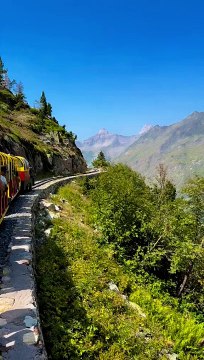✨ Embarquez avec nous à bord du célèbre Train d'Artouste, le plus haut train touristique d'Europe, situé en plein cœur des Pyrénées ! Entre paysages à couper le souffle et montagnes majestueuses, laissez-vous transporter pour une expérience unique en
