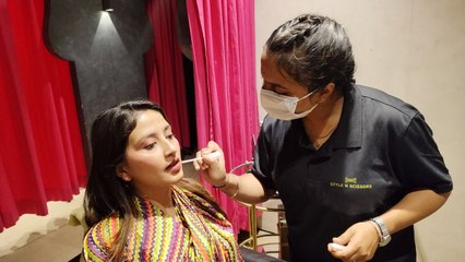 Roop Chaudas 2024: सजना है मुझे ...रूप चतुर्दशी पर अप्सरा-सी दिखने की मची होड़, Video में देखें पार्लर में लगी महिलाओं की भीड़