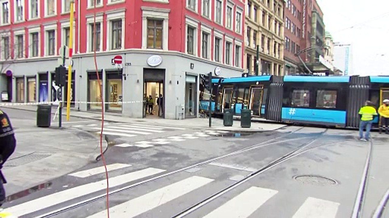 Straßenbahn entgleist in Olso und kracht in ein Geschäft