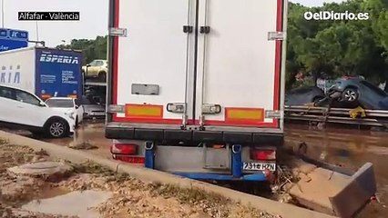 Decenas de coches amontonados en la CV-31, en el término municipal de Alfafar