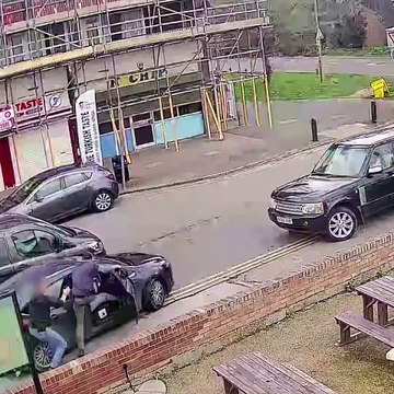 MAHULI NIYA KAYA?! Pulis sumabit sa pinto ng tumatakas na sasakyan! | GMA Integrated Newsfeed