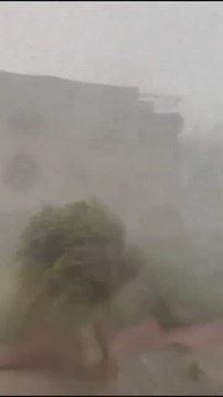 Espectaculares vientos huracanados y lluvias torrenciales en Alginet y Picassent, Valencia