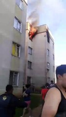 Incêndio destrói apartamento e provoca pânico no Ganchinho