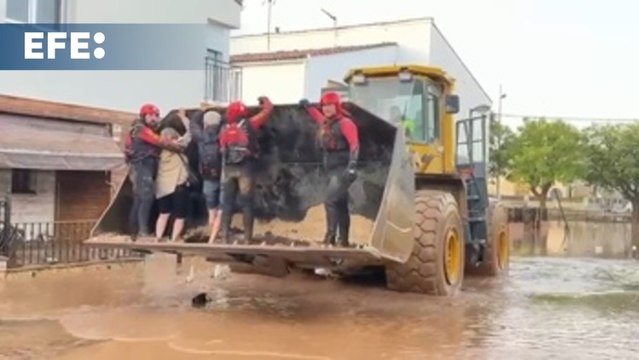 Tareas de rescate de la UME en el barrio de la Alameda en Utiel