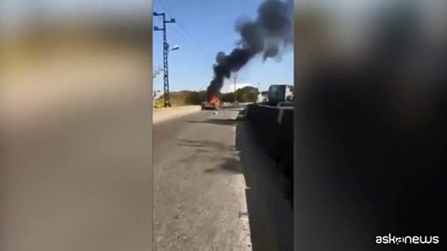 Un furgone Hezbollah colpito da un attacco di Israele in Libano