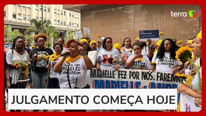 Grupo protesta antes de julgamento e pede justiça por Marielle e Anderson