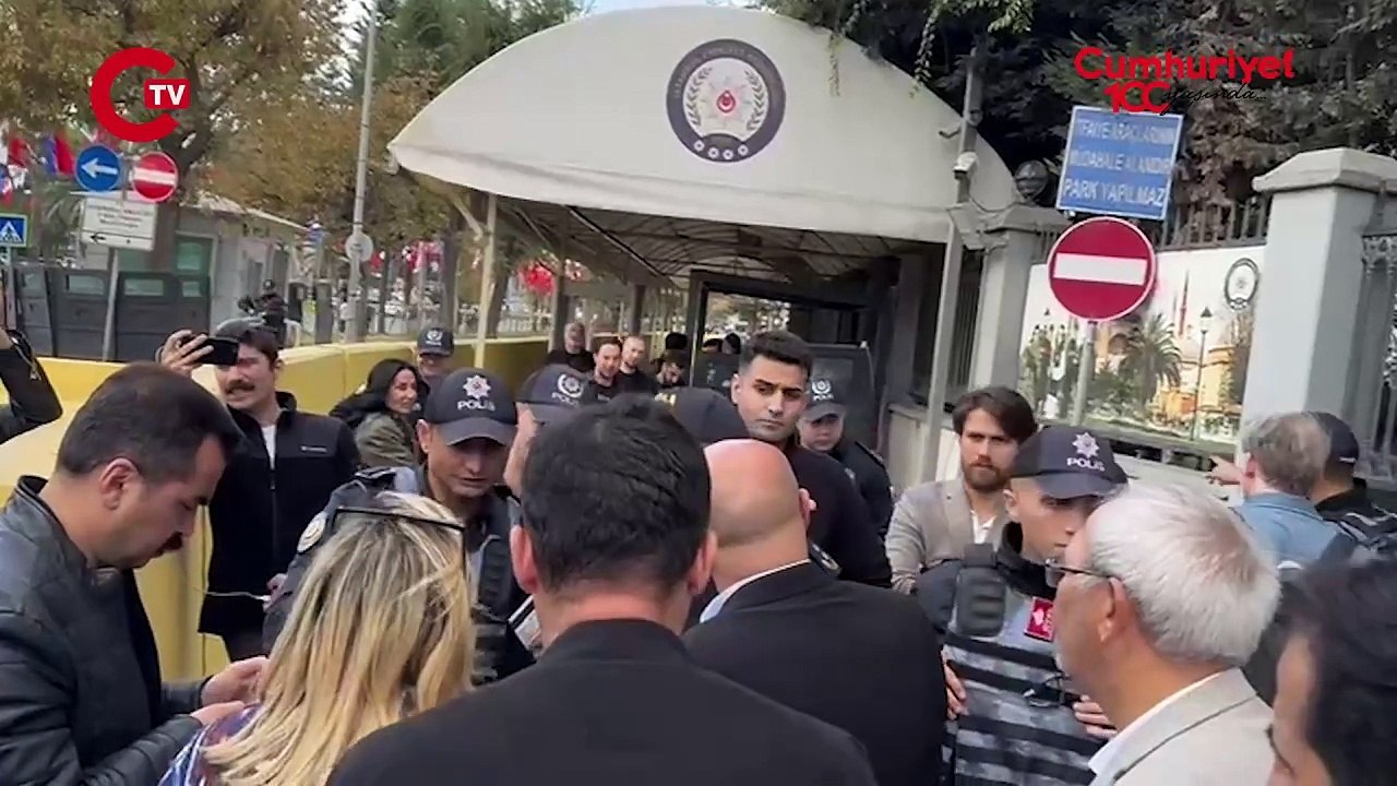 Ahmet Özer'in kızı avukat Seraf Özer, ziyaretçi kartı olmasına karşın emniyet binasına alınmadı. Özer, emniyet mensuplarına yapılan itiraz neticesinde binaya girebildi.