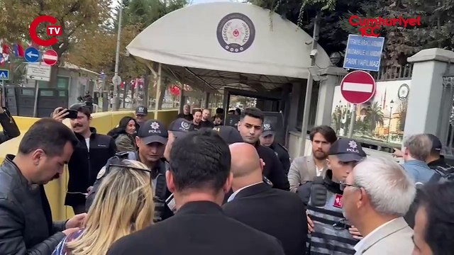 Ahmet Özer'in kızı avukat Seraf Özer, ziyaretçi kartı olmasına karşın emniyet binasına alınmadı. Özer, emniyet mensuplarına yapılan itiraz neticesinde binaya girebildi.