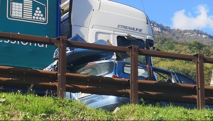 L'auto tampona violentemente un tir in A22: muore il conducente