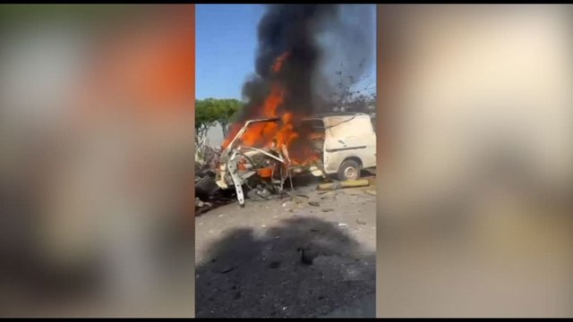 Un furgone Hezbollah colpito da un attacco di Israele in Libano