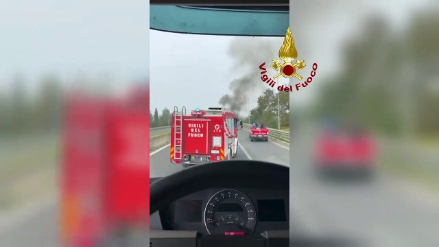 Auto a fuoco sulla statale, l'intervento dei vigili del fuoco
