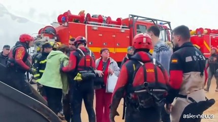 Il sole su Valencia inondata, i servizi di soccorso in citt?