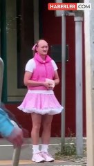 Daha neler göreceğiz! Koca adam kendini Barbie sanıyor