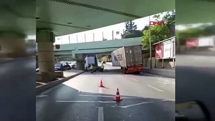 İstanbul - Bakırköy'de TIR üst geçite çarptı -1