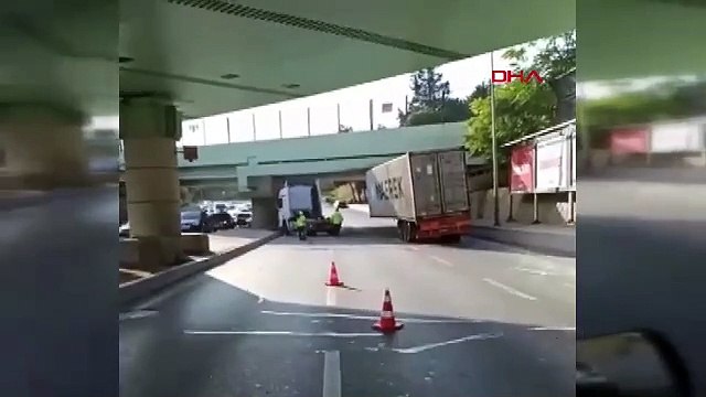 İstanbul - Bakırköy'de TIR üst geçite çarptı -1