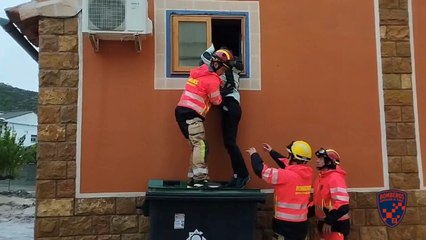Rescate de doce personas en Montalbán (Teruel)
