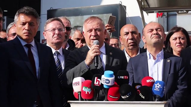 Esenyurt Belediyesi önünde Ahmet Özer'e destek