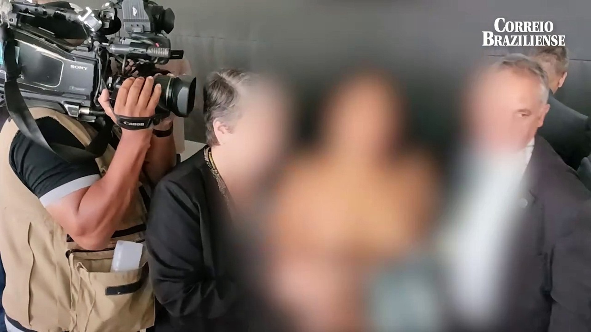 Mulher pelada invade Palácio do Planalto