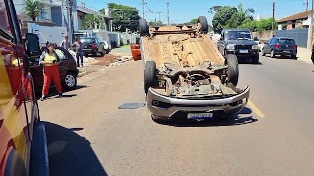 Colisão seguida de capotamento é registrada no Bairro Maria Luiza