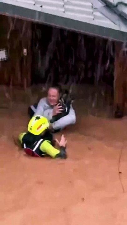 El momento en que los bomberos rescatan a una persona y su perrito de morir ahogados por el agua de las inundaciones en Valencia, España. El autor de las imágenes es Javier Ballesteros.
