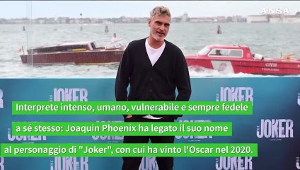 Joaquin Phoenix spegne 50 candeline