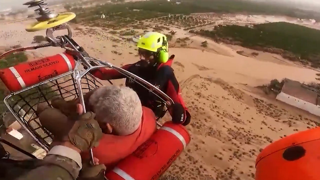 La UME trabaja sin descanso rescatando a personas incomunicadas por la DANA