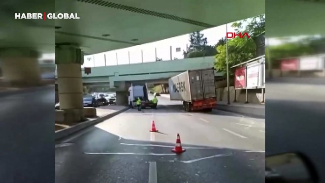 Yine aynı üst geçit yine kaza! Bakırköy'de tır dorsesinden ayrıldı