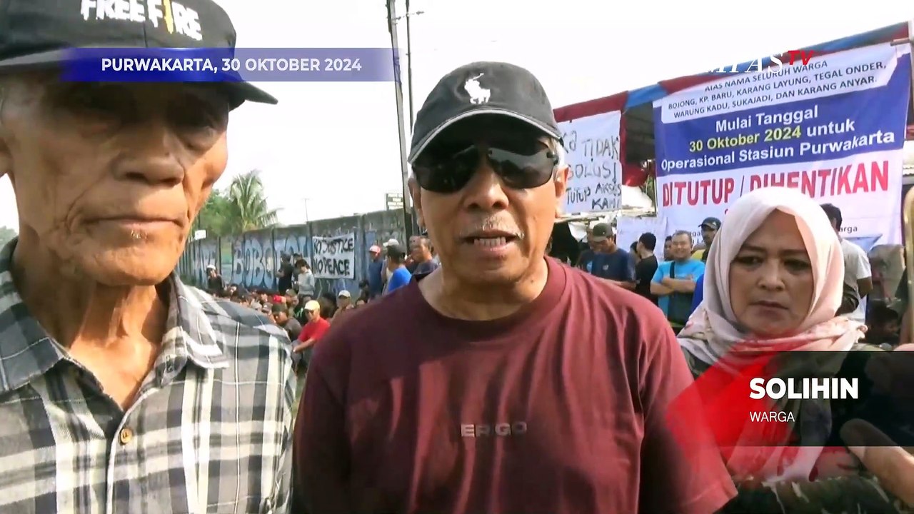 Duduk di Rel, Warga Purwakarta Tolak Penutupan Perlintasan Liar: Kalau Memutar Jauh Jadi Repot