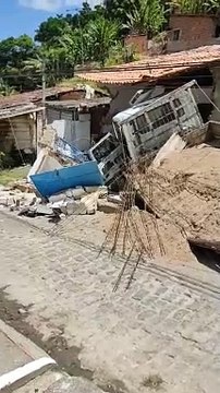 Caminhão perde freio, derruba poste, bate em carro e invade casa no Benedito Bentes